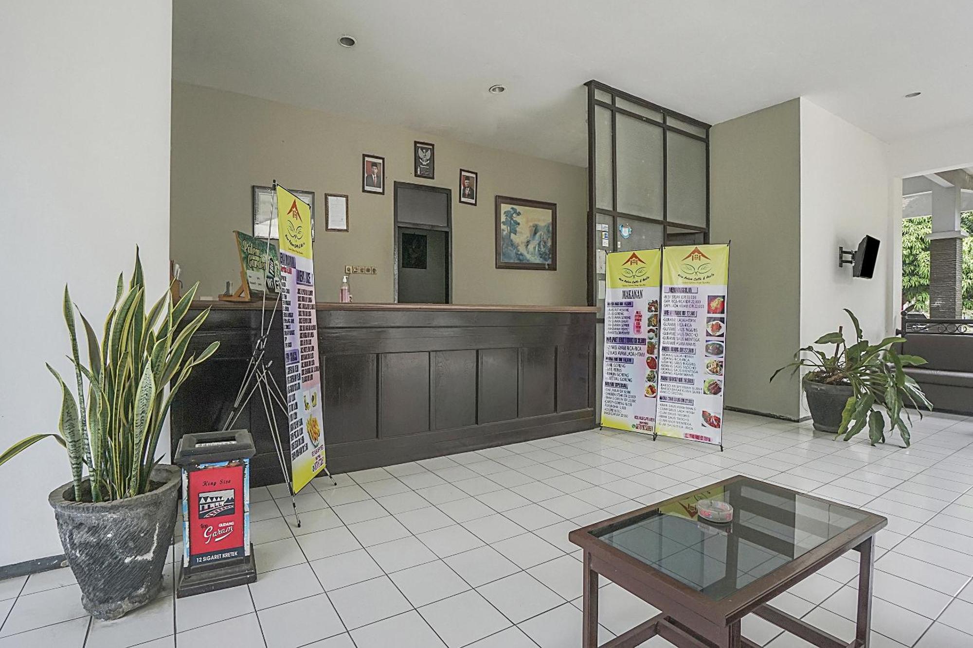 Oyo Life 90589 Palem Garden Hotel Tulungagung Bagian luar foto