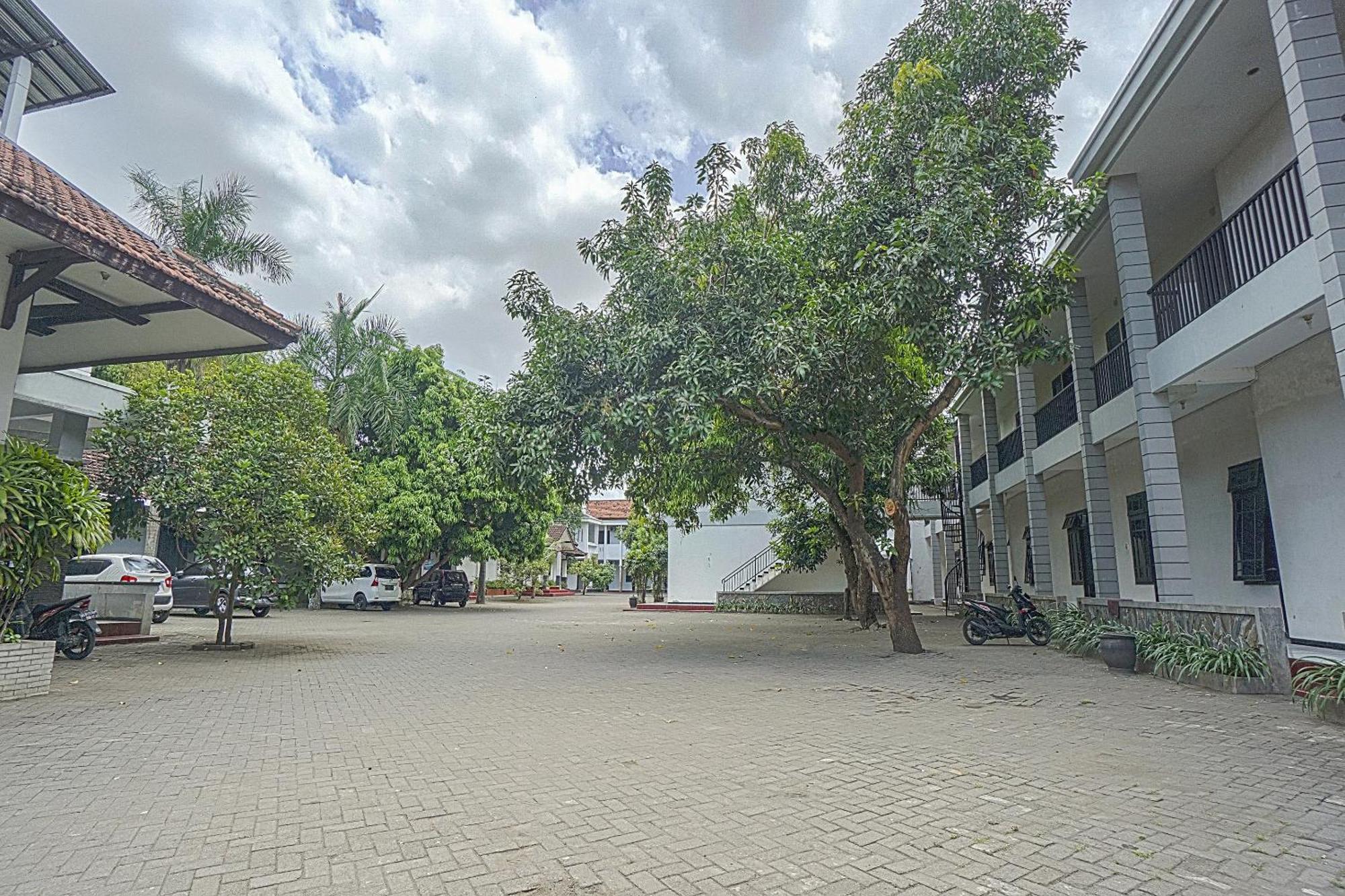 Oyo Life 90589 Palem Garden Hotel Tulungagung Bagian luar foto