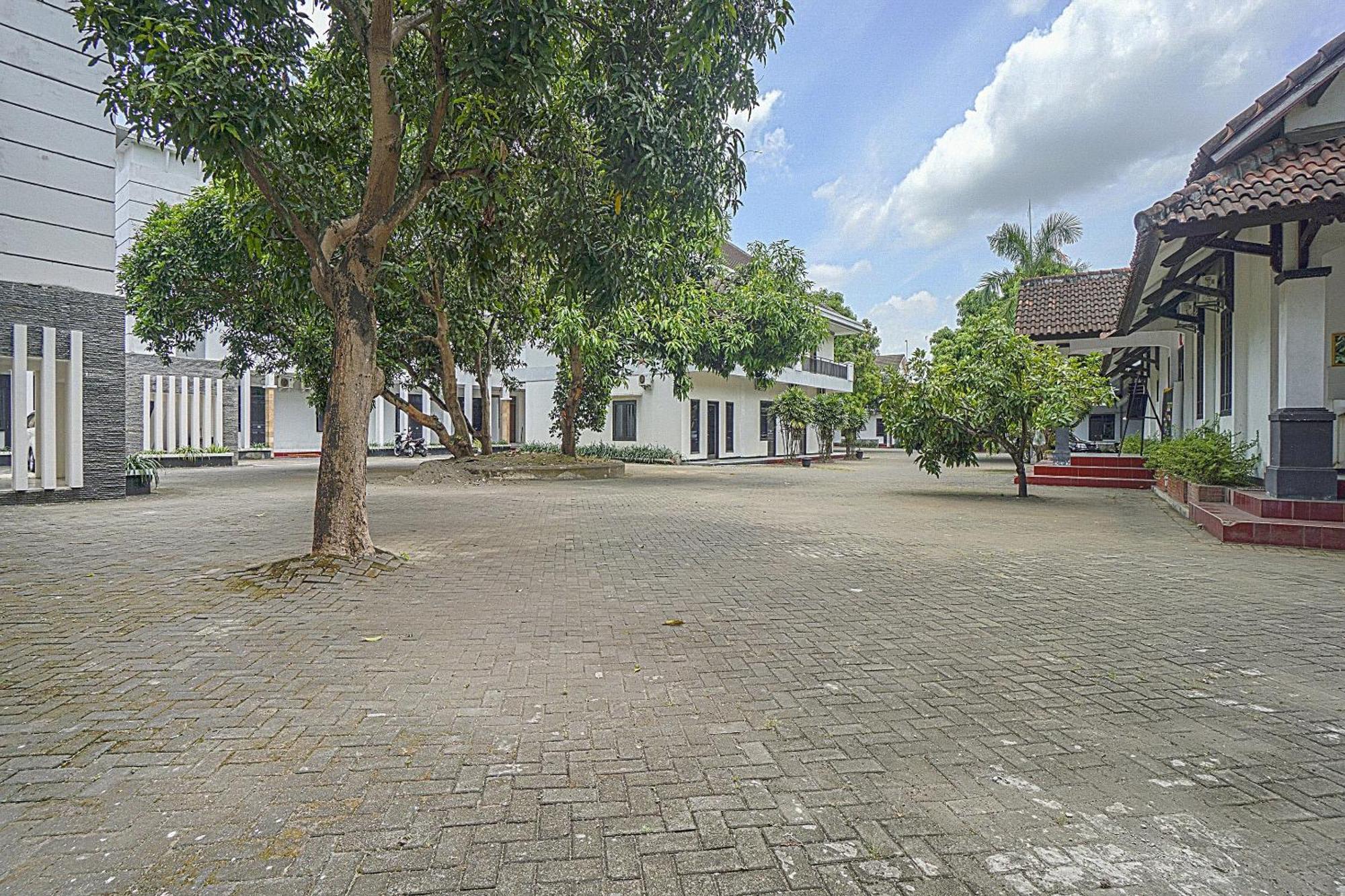 Oyo Life 90589 Palem Garden Hotel Tulungagung Bagian luar foto