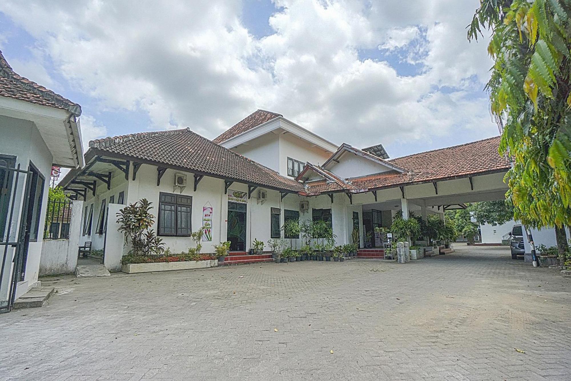 Oyo Life 90589 Palem Garden Hotel Tulungagung Bagian luar foto